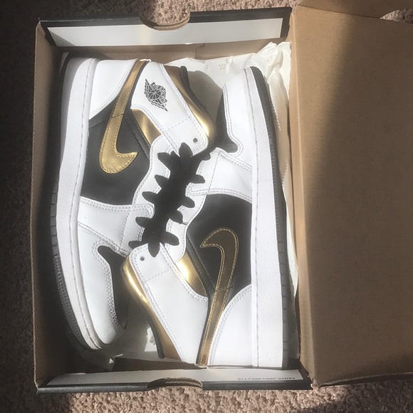 🖤💛AIR JORDAN 1 MIDS BLACK AND GOLD - Picture 4 of 4